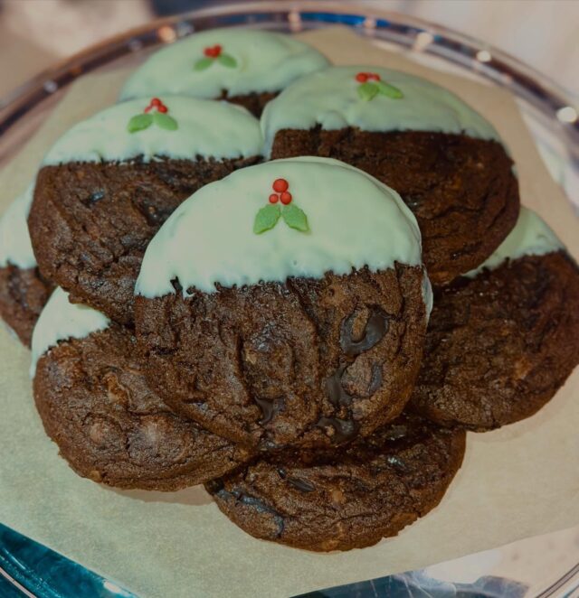 🎄 Festive Treats Alert! 🎄
Our new freshly baked Christmas double-chocolate cookies are here, dipped in white chocolate and topped with a touch of holly.

Grab yours now at The Bourne Café! ✨🍪

#thebourneclub #FestiveBakes #ChristmasCookies #SeasonalTreats #HolidayVibes