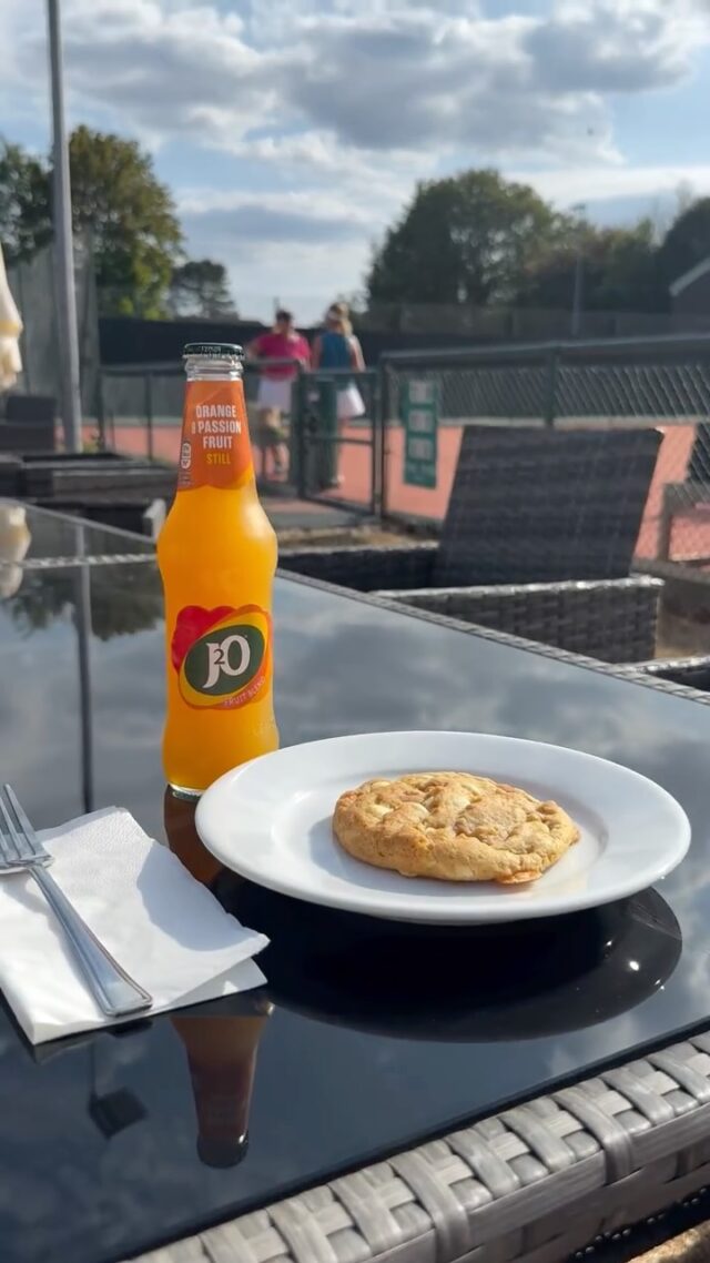 Fancy a refreshment or snack after your court time? Our cafe/bar at The Bourne has you covered. With our in house baker we have a selection of delicious tray bakes, snacks, coffees, sandwiches and range of drinks on offer all day. 
Why not treat yourself next time you’re in! 

#coffeedaily #cafe #farnham #surreylife #farnhamcakes