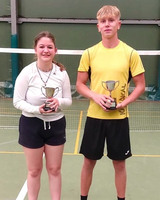 After a fun-filled day at our Badminton Singles Tournament on Saturday, James Vincent emerged victorious after beating Emily Hilder in a competitive final.

The tournament was a huge success with competitors playing each other in the round robin stage with everyone winning at least one game. 

It was fantastic to see so many juniors taking part and we look forward to our next tournament later in the year.

And just before you go, a fun badminton fact for you...

...the best shuttlecocks are made from the left wing of a goose. 

🌞 Enjoy your week and the sunshine 🌞

#badminton #badmintonlover #badmintonlove #badmintontournament #winners #final #racquetsclub